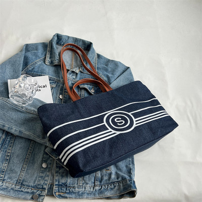 Didelė rankinė - užsegama užtrauktuku