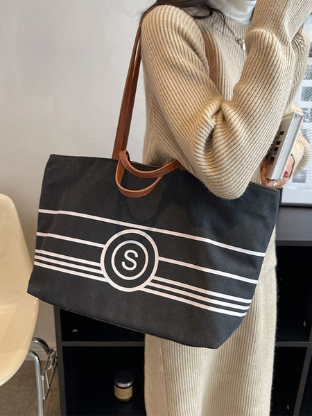 Didelė rankinė - užsegama užtrauktuku