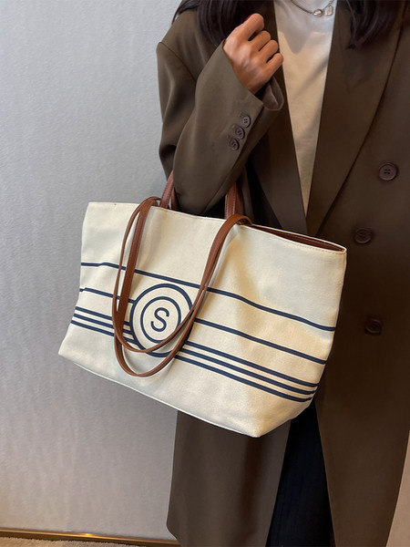 Didelė rankinė - užsegama užtrauktuku