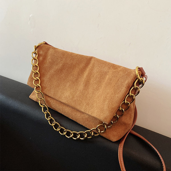 Τσάντα χειρός με μεταλλική αλυσίδα από eco suede