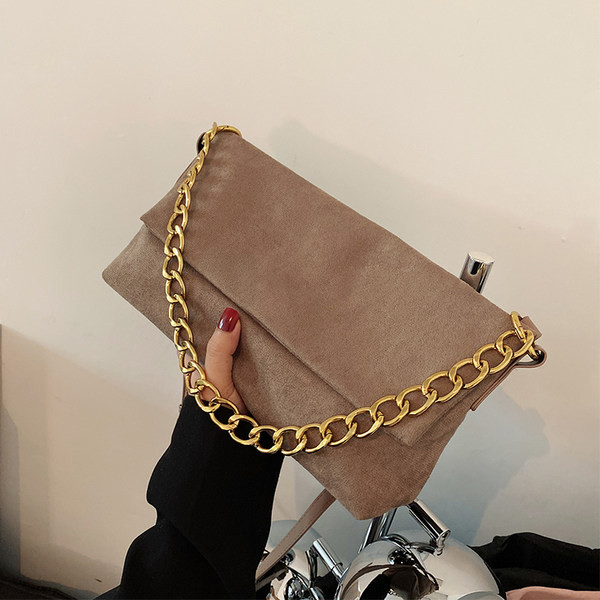 Τσάντα χειρός με μεταλλική αλυσίδα από eco suede