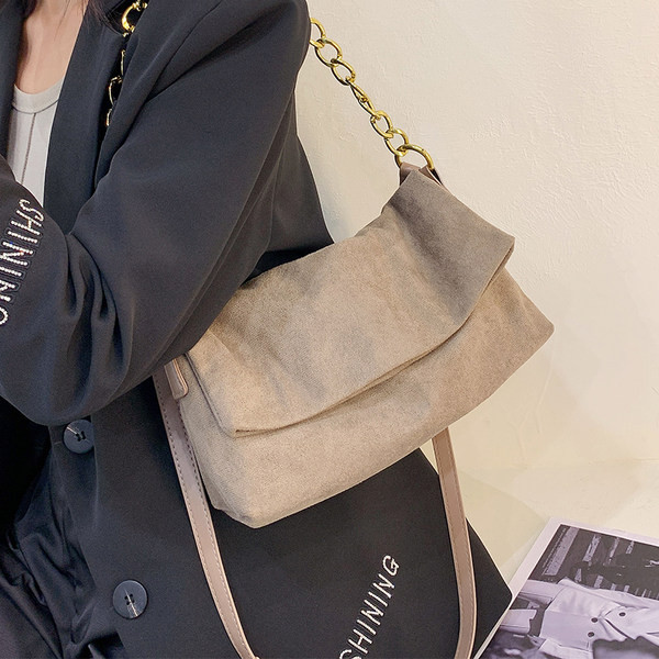 Τσάντα χειρός με μεταλλική αλυσίδα από eco suede