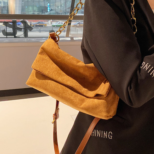 Τσάντα χειρός με μεταλλική αλυσίδα από eco suede