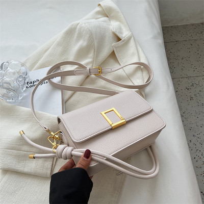 Įvairių spalvų paprastas mažas krepšys per petį