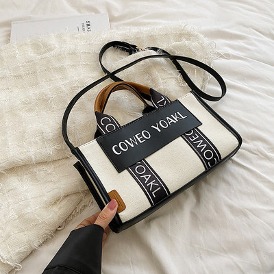 Dviejų spalvų laisvalaikio rankinė su užrašu