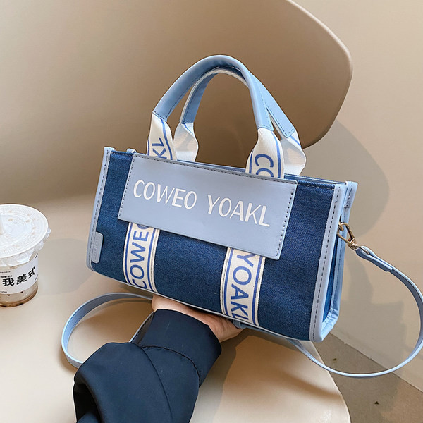 Dviejų spalvų laisvalaikio rankinė su užrašu