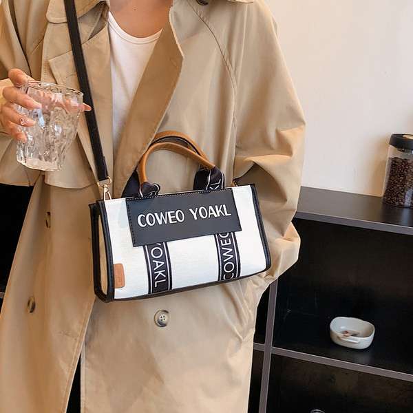 Dviejų spalvų laisvalaikio rankinė su užrašu