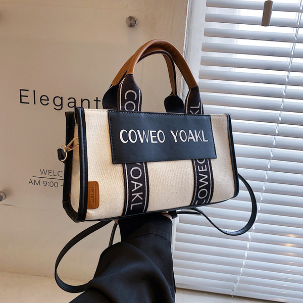 Dviejų spalvų laisvalaikio rankinė su užrašu