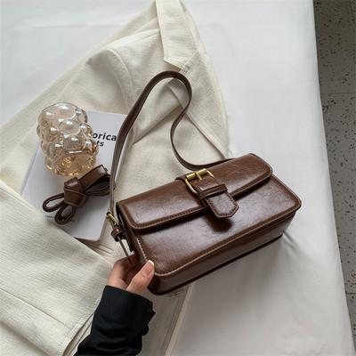 Μοντέρνα γυναικεία ορθογώνια τσάντα με πόρπη