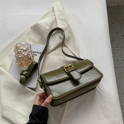 Μοντέρνα γυναικεία ορθογώνια τσάντα με πόρπη