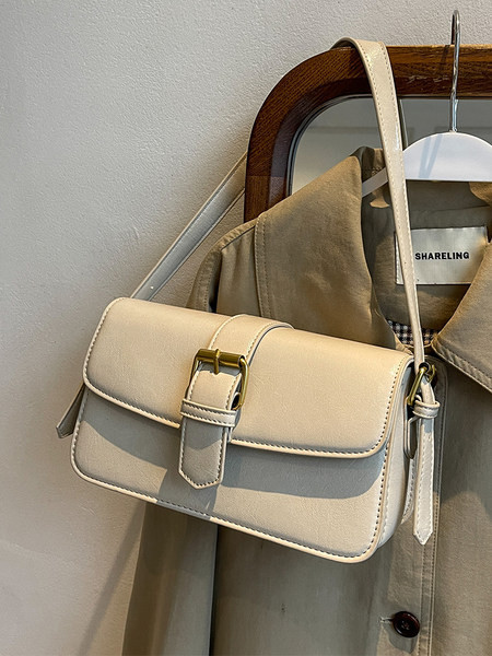 Μοντέρνα γυναικεία ορθογώνια τσάντα με πόρπη