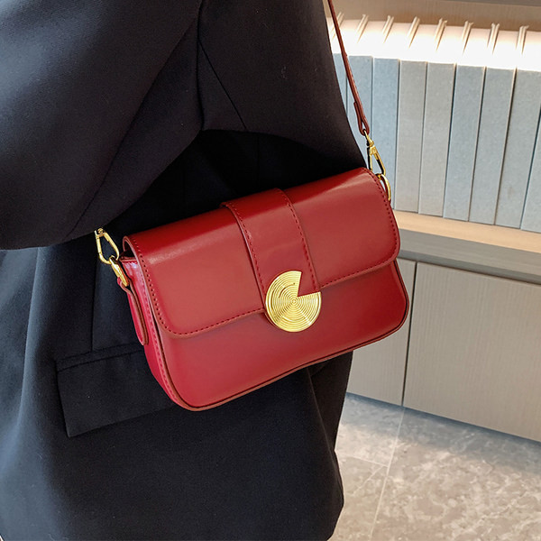 Τσάντα χειρός με μεταλλικό κούμπωμα και φερμουάρ