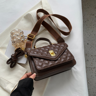 Rankinė su dekoratyviniais elementais