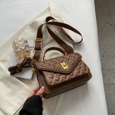 Rankinė su dekoratyviniais elementais