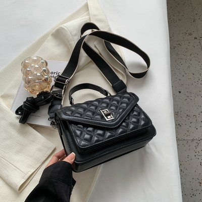 Rankinė su dekoratyviniais elementais