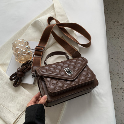 Rankinė su dekoratyviniais elementais