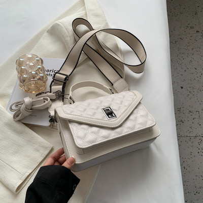 Rankinė su dekoratyviniais elementais