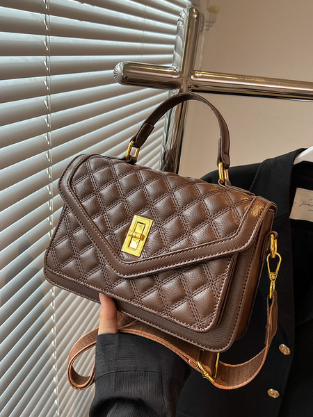 Rankinė su dekoratyviniais elementais