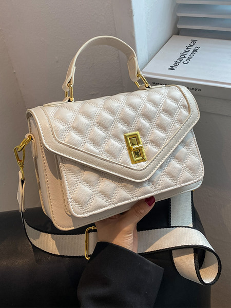 Rankinė su dekoratyviniais elementais