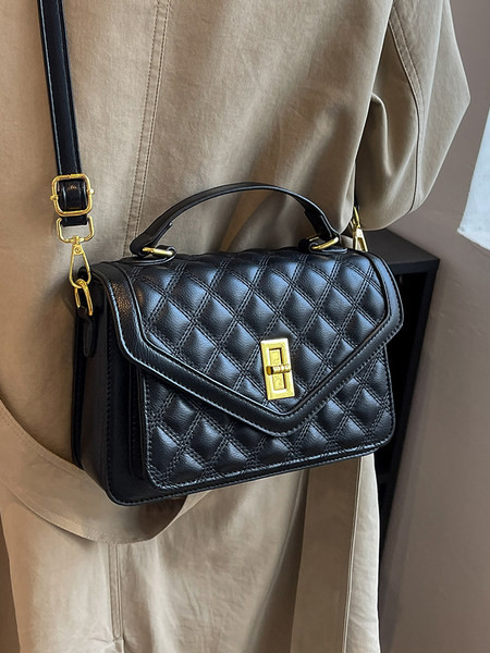 Rankinė su dekoratyviniais elementais