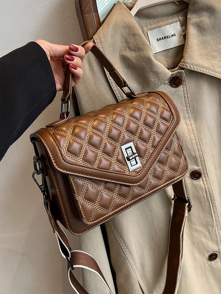 Rankinė su dekoratyviniais elementais