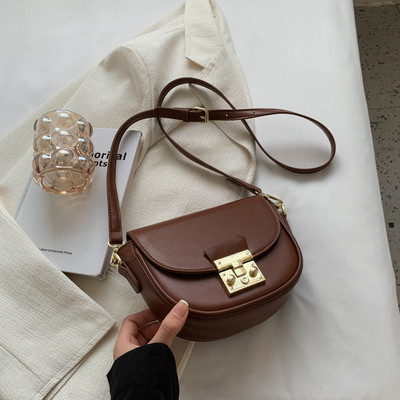 Ekologiškos odos laisvalaikio krepšys su metaliniu užsegimu moterims