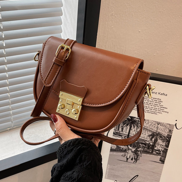 Ekologiškos odos laisvalaikio krepšys su metaliniu užsegimu moterims