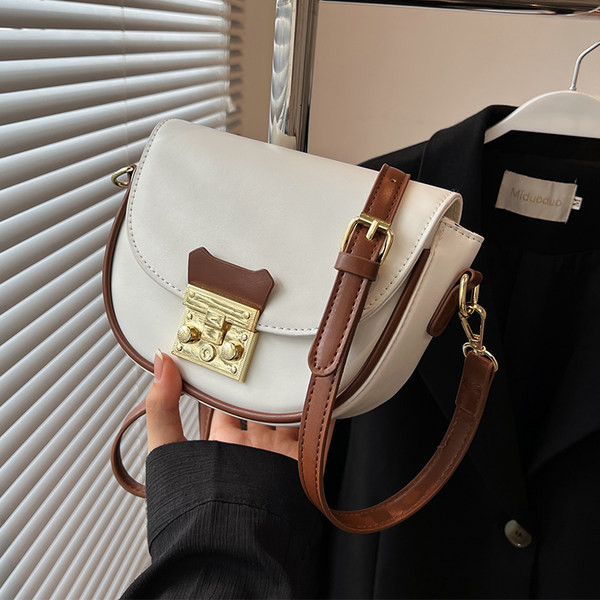 Ekologiškos odos laisvalaikio krepšys su metaliniu užsegimu moterims