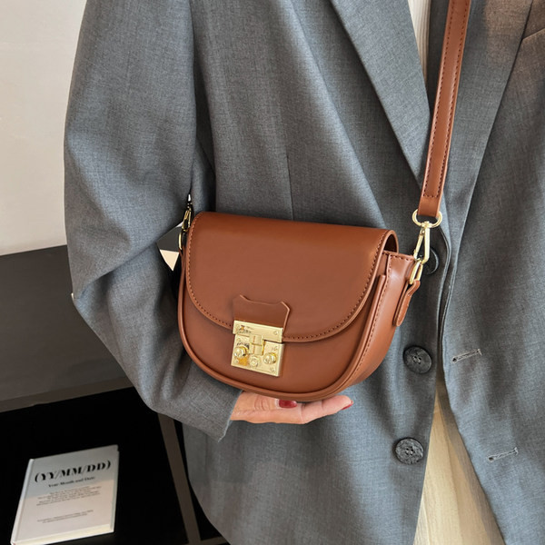 Ekologiškos odos laisvalaikio krepšys su metaliniu užsegimu moterims