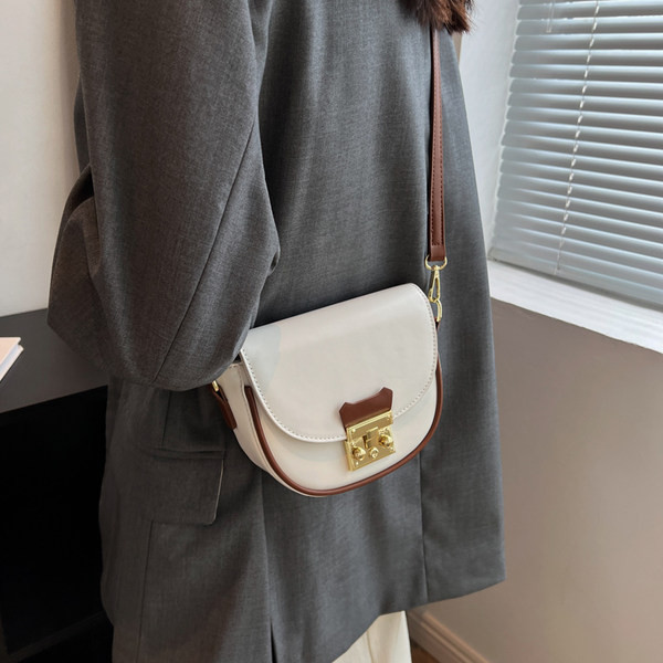 Ekologiškos odos laisvalaikio krepšys su metaliniu užsegimu moterims