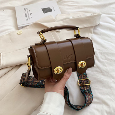 Kis kézitáska széles vállpánttal