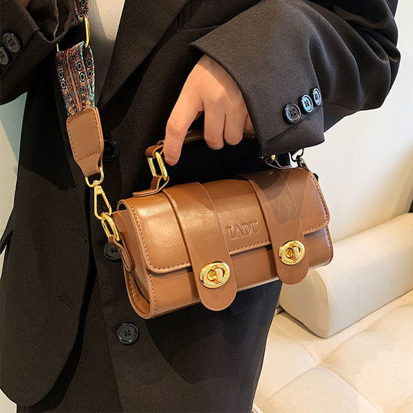 Kis kézitáska széles vállpánttal