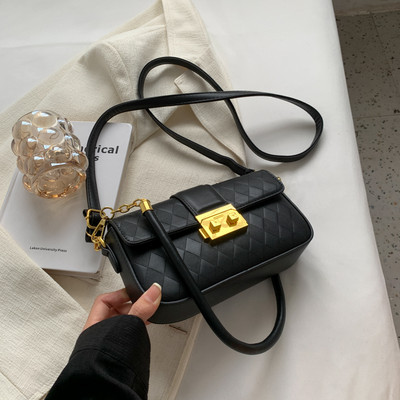 Dekoratiivsete kuldsete elementidega käekott