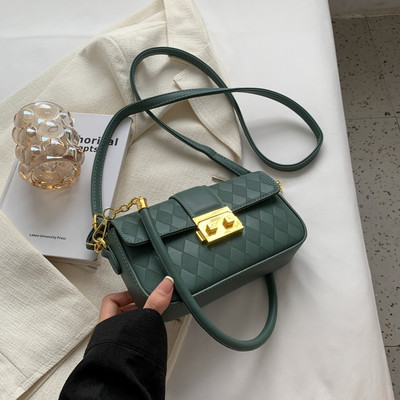 Dekoratiivsete kuldsete elementidega käekott