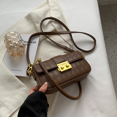 Dekoratiivsete kuldsete elementidega käekott