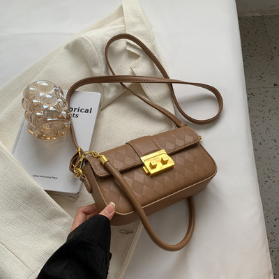 Dekoratiivsete kuldsete elementidega käekott