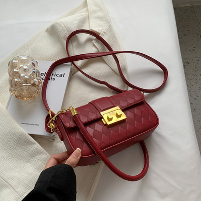 Dekoratiivsete kuldsete elementidega käekott