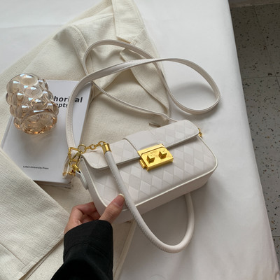 Dekoratiivsete kuldsete elementidega käekott