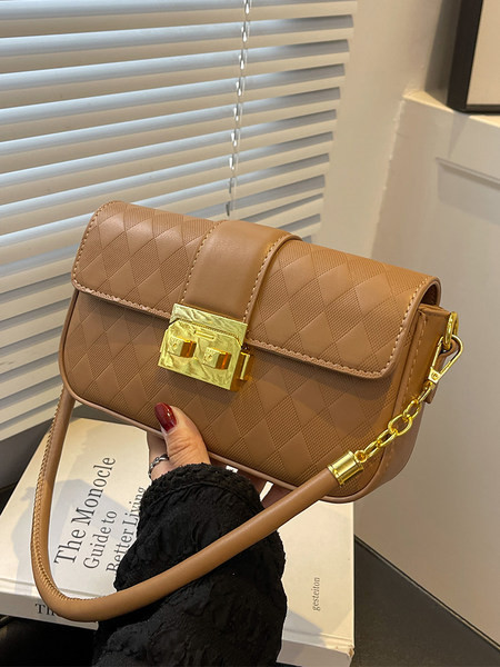 Dekoratiivsete kuldsete elementidega käekott