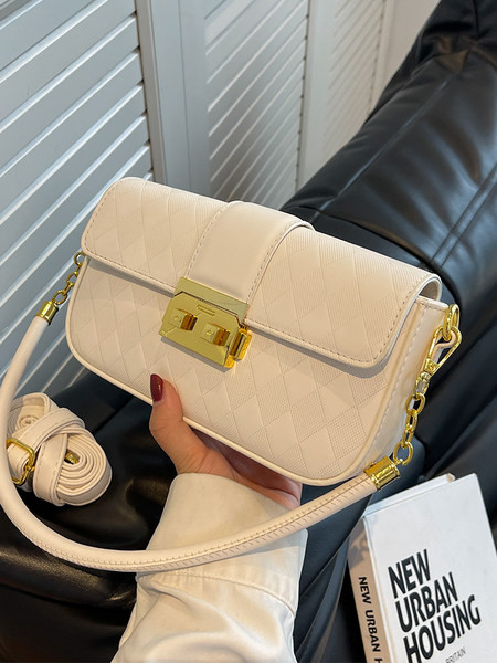 Dekoratiivsete kuldsete elementidega käekott