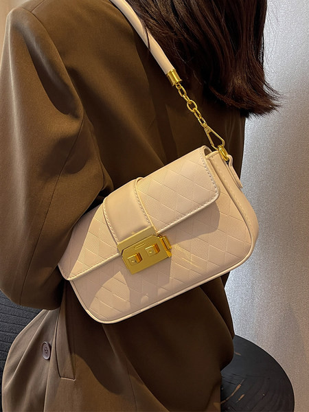 Dekoratiivsete kuldsete elementidega käekott