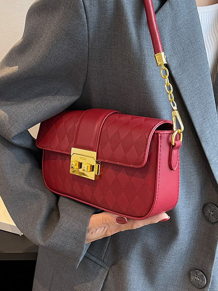 Dekoratiivsete kuldsete elementidega käekott