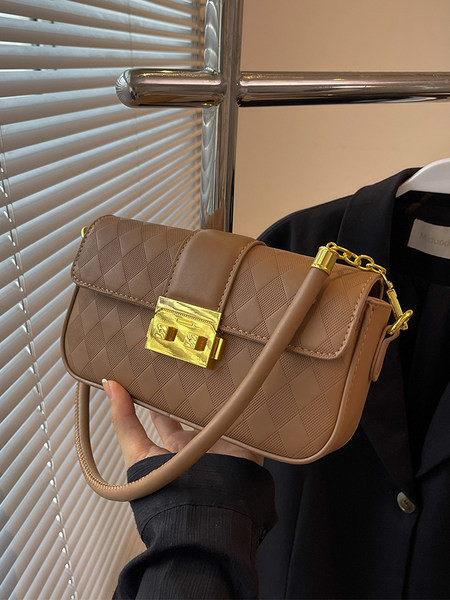 Dekoratiivsete kuldsete elementidega käekott