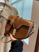 Δερμάτινη γυναικεία μικρή τσάντα με μεταλλικό κούμπωμα