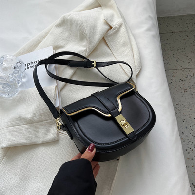 Δερμάτινη γυναικεία μικρή τσάντα με μεταλλικό κούμπωμα