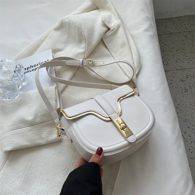 Δερμάτινη γυναικεία μικρή τσάντα με μεταλλικό κούμπωμα