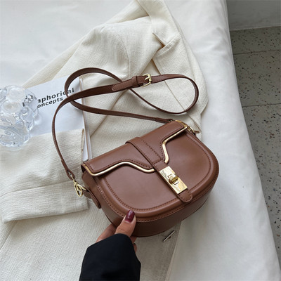 Δερμάτινη γυναικεία μικρή τσάντα με μεταλλικό κούμπωμα