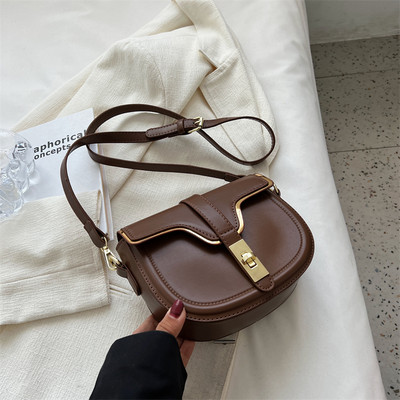 Δερμάτινη γυναικεία μικρή τσάντα με μεταλλικό κούμπωμα