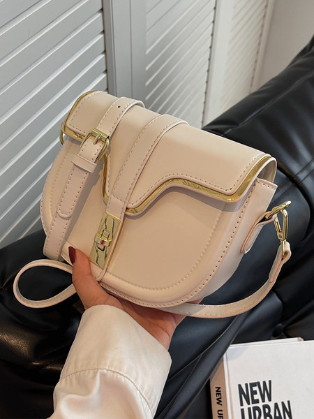 Δερμάτινη γυναικεία μικρή τσάντα με μεταλλικό κούμπωμα