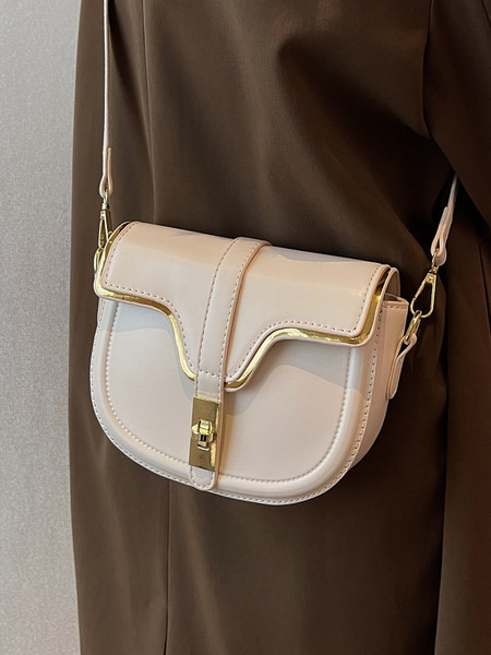 Δερμάτινη γυναικεία μικρή τσάντα με μεταλλικό κούμπωμα